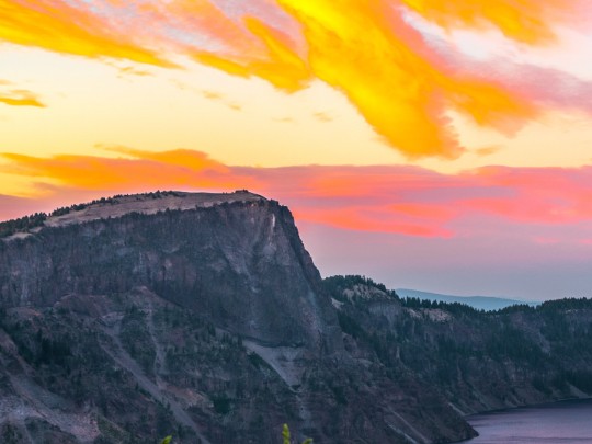 Canyon Üzerinde Resimli Gökyüzü: Renkli Bulutların Gösteri