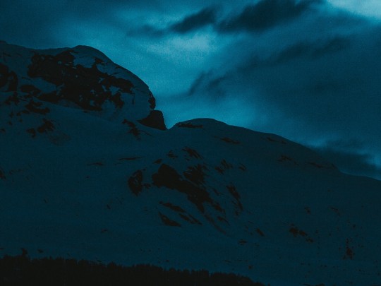 Thèses sur la montagne de neige : un conte de nuit sombre