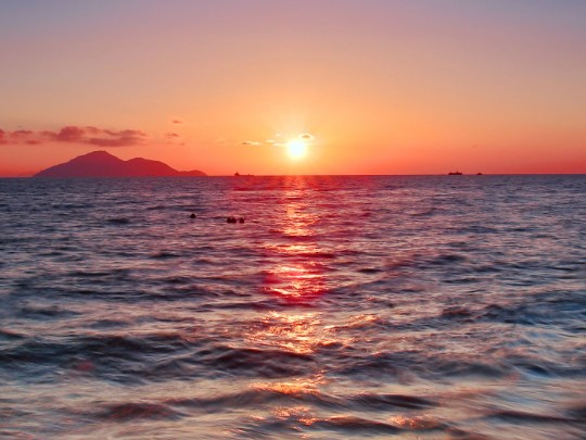 Chasing the Golden Hour: Unforgettable Sunsets Over the Ocean - Lifestyle news