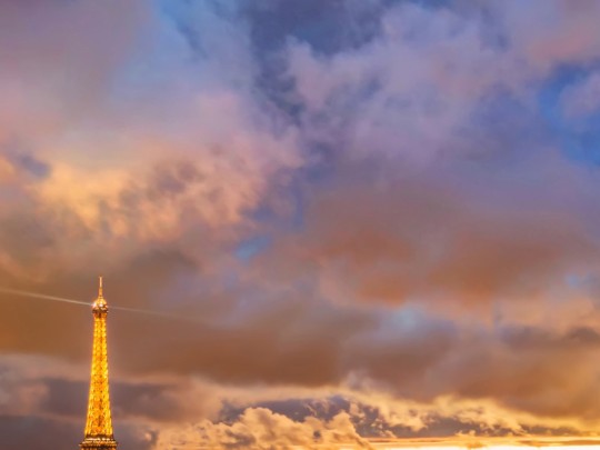 Paris ao Entardecer: Um Romance Magnético sob a Torre Eiffel