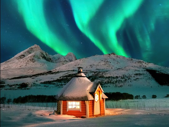 ¡Magia Bajo las Luces del Norte! Escapa a la Aurora Cabin y Vive una Noche de Ensueño en la Nieve