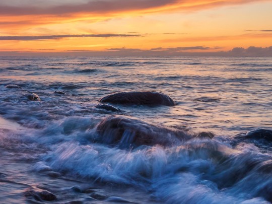 Goldener Sonnenuntergang: Spektakuläre Wellen an felsigem Strand - lebensstil news from xants.net