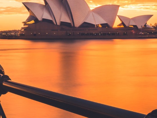 Sydney Opera House ao Entardecer: Um Espetáculo de Cores e Luzes Inesquecível