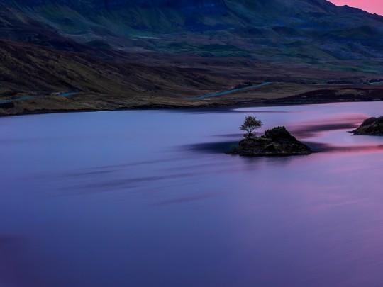 Reflets Crépusculaires sur le Lac : Une Extase Visuelle et Poétique