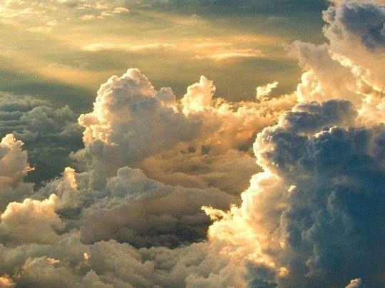 Céu Pintado: A Magia dos Pôr do Sol em Camadas de Nuvens
