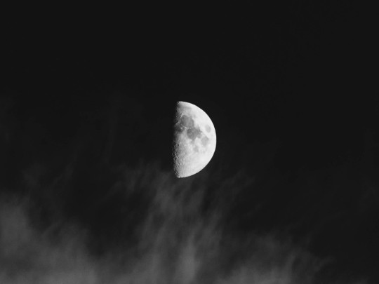 Thảo luận:Whispers of the Moon: A Journey Through the Night Sky