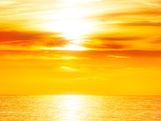 Pôr do Sol no Mar: Um Espetáculo de Cores e Reflexos que Hipnotiza