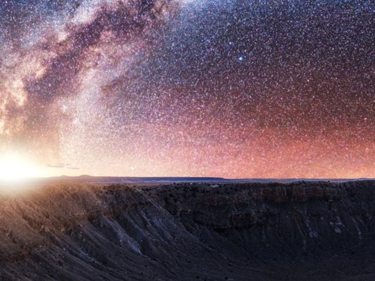 ¡Un Espectáculo Cósmico Inolvidable! La Vía Láctea Revelada desde un Cráter Lunar
