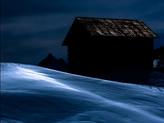Rifugio di Neve: Una Tempesta Incredibile e l'Accogliente Calore di una Cabina Solitaria