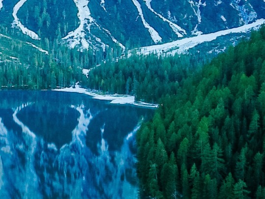 Le Lac Émeraude des Alpes : Une Invitation à la Sérénité et à la Déconnexion
