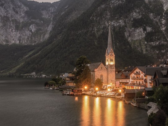 Gümüş Ayışığı: Lakeside Haven'da Unutulmaz Bir Tam Ay Gecesi