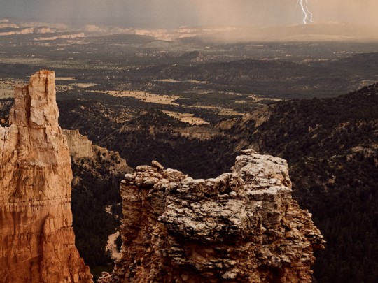 Espectáculo Celestial en el Cañón: La Danza Electrizante de los Rayos