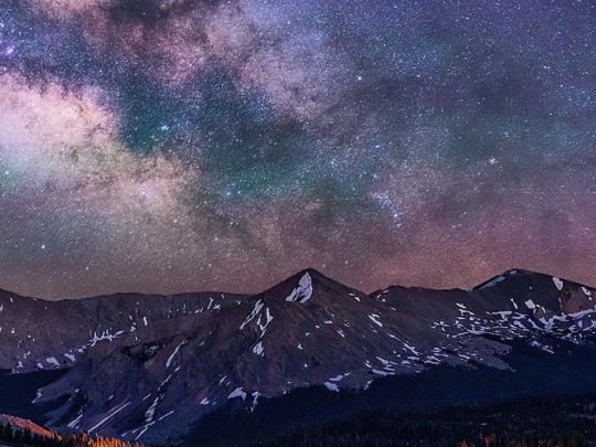 Majestuosidad Cósmica: Cuando las Montañas Venezolanas Besan el Universo