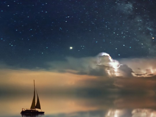 Chasing Dreams Under a Starry Sky: Serenade de un barco de vela