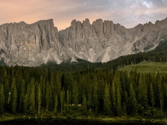 Desvendando as Maravilhas do Universo: A Via Láctea Sob o Céu Estrelado das Montanhas