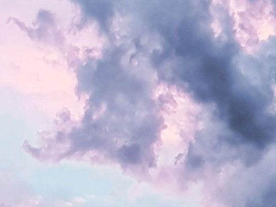 L'Apaisement Céleste : Plongée dans la Douceur des Nuages d'un Matin Clair