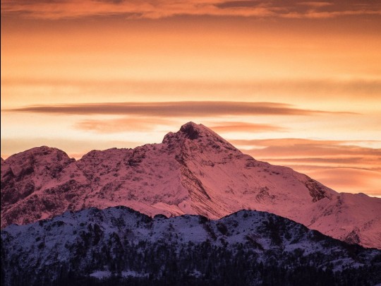 Snow-Capped Mountain Sunset: Breathtaking Views Draw Visitors - Lifestyle news