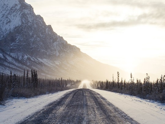 Sourires d'hiver : un voyage à travers les routes de neige et les montagnes majestueuses