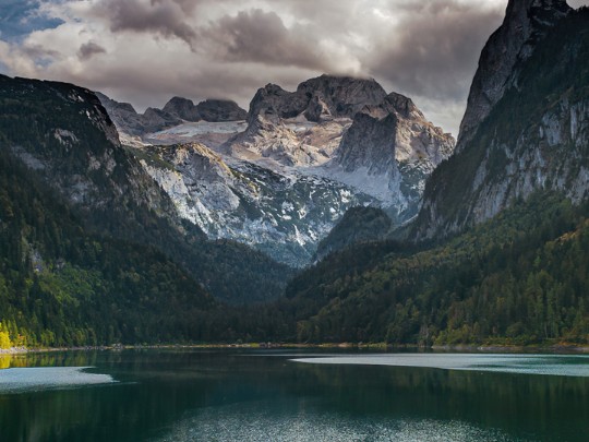 Emerald Reflections: Serenity auf einem Alpensee finden