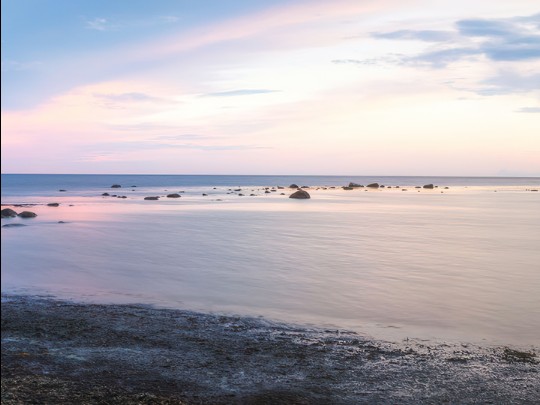 Pôr do Sol Deslumbrante: A Magia de um Céu Pintado e Mares Calmos