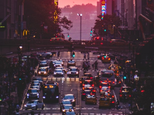 Paris s'embrase : Un coucher de soleil magique sur les rues de la ville