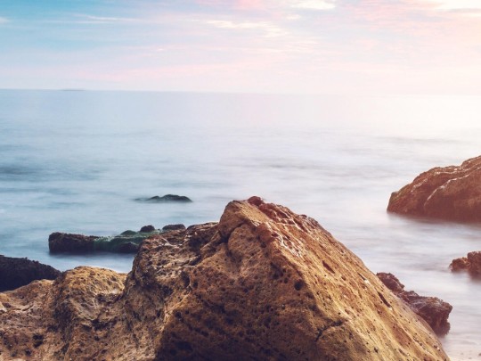 La Danse Éternelle de la Mer et des Rochers : Un Spectacle Naturel Inoubliable