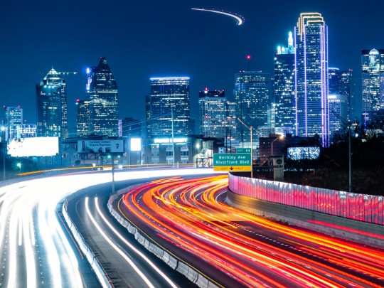 La Ville Lumineuse : Comment Capturer des Traînées de Lumière Époustouflantes en Photographie