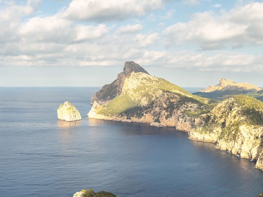 Where the Sea Meets the Stone: A Cliffside Reverie - Lifestyle news