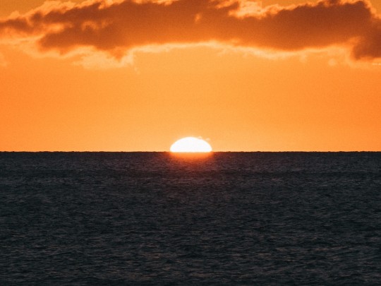 Pôr do Sol no Oceano: Um Espetáculo de Cores que Encanta