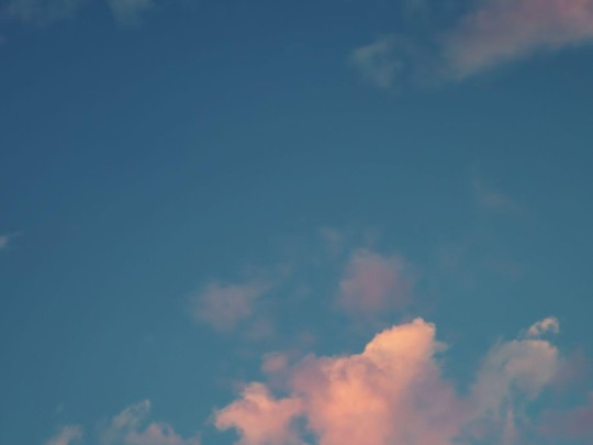 Atardeceres Mágicos: Un Espectáculo de Nubes Coloridas sobre el Azul Profundo del Cielo