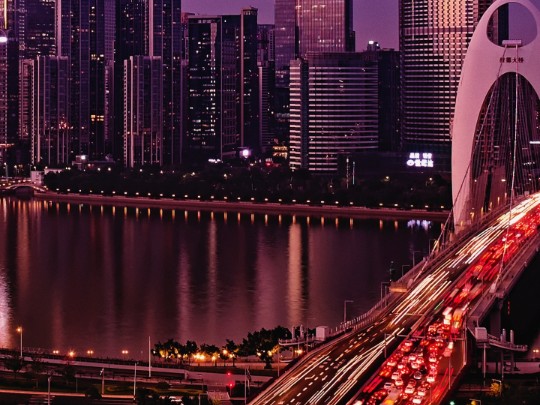 Ríos de Neón: Un Viaje Visual a Través de la Belleza Nocturna de la Ciudad