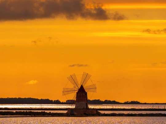 Splendeur Dorée : Un Moulin à Vent Silhouette contre un Coucher de Soleil Inoubliable