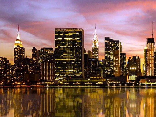 Golden Hour Reverie: una città costiera a Dusk