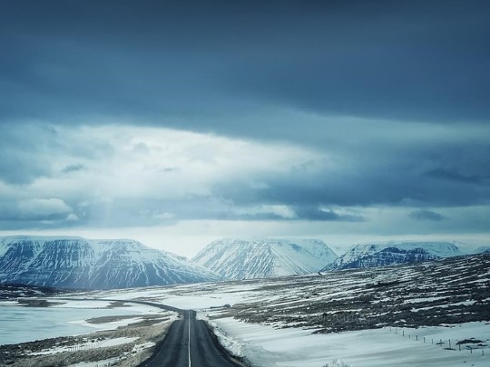 Aventura en la Nieve: Conduce por las Impresionantes Carreteras de Montaña