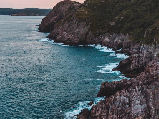 Acantilados del Mar: Belleza Rugosa Donde el Cielo y el Mar se Encuentran - estilo de vida news from xants.net