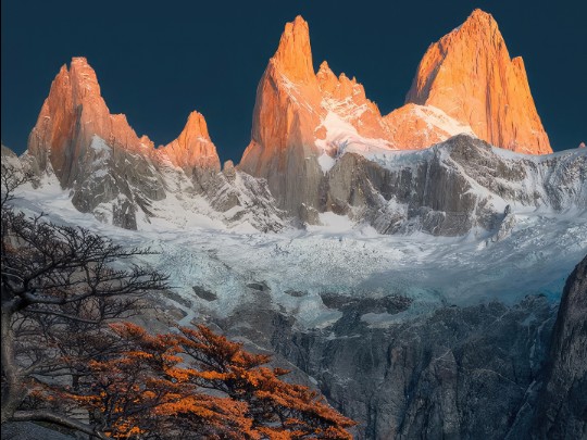 Deslumbrantes Paisagens de Outono: Montanhas Coloridas e Picos Nevados
