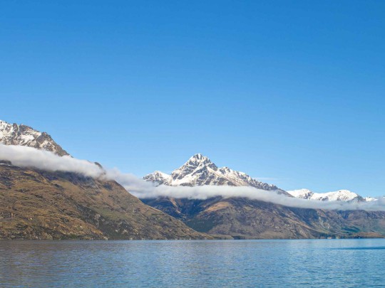 Lago alpino riflette montagne innevate e nuvole: uno spettacolo unico - stile di vita news from xants.net