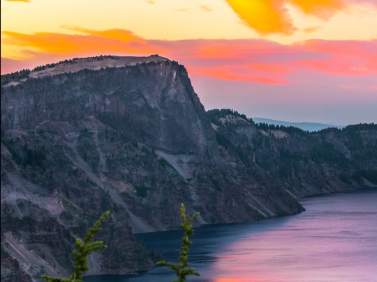 Twilight Lake View: A Symphony of Colors and Calm
