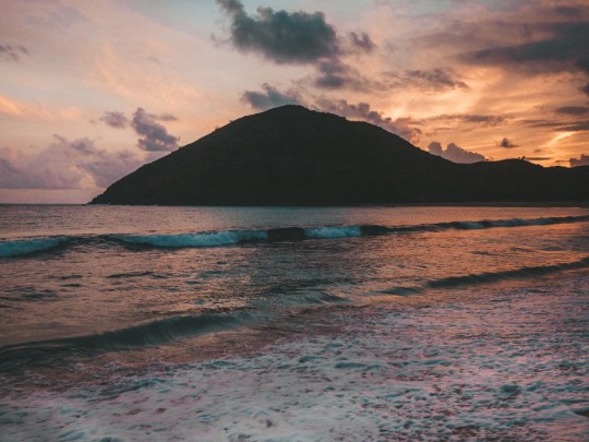 Sunset Beach: Where Golden Hour Paints the Coastal Mountains - A Perfect Escape - Lifestyle news