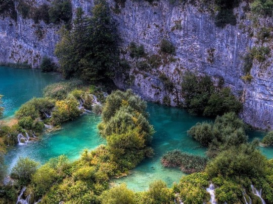 Sueños de Esmeralda: Un viaje a lo largo de lagos turquesa y bosques verdosos