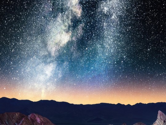 Desvendando a Beleza Cósmica: A Via Láctea sobre Montanhas Majestosas