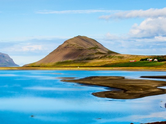 Escape to Paradise: Find Peace and Inspiration at This Stunning Mountain Lake Retreat