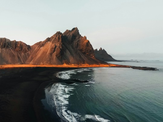 Espectáculo Natural: Donde las Montañas Besan el Océano - Un Paraíso de Biodiversidad