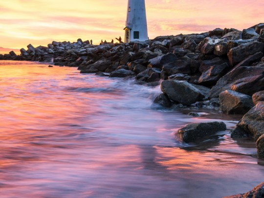 Magia Dorata: Quando il Tramonto Illumina il Faro - Uno Spettacolo Indimenticabile