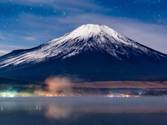 Monte Fuji Refletido: A Beleza Mágica nos Lagos do Japão
