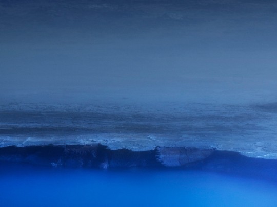 O Mistério da Luz Azul Glacial na Groenlândia: Uma Janela para o Coração do Gelo