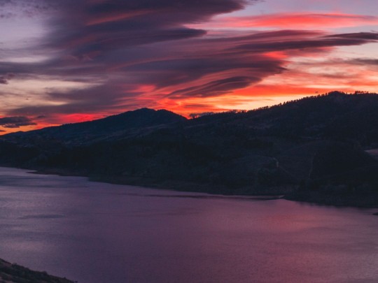 Golden Hour Reflections: A Lake Sunset to Remember