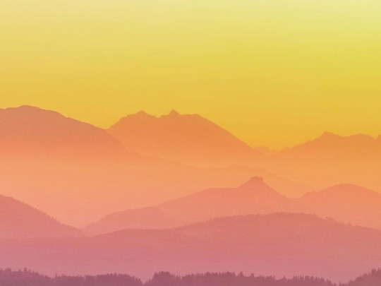 Atardecer en la Montaña: Un Espectáculo de Colores y Serenidad