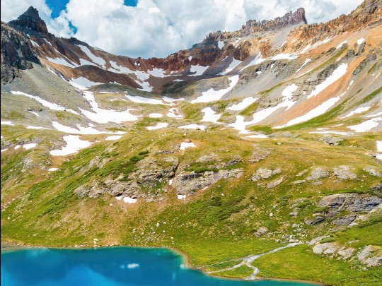 Laghi Alpini e Montagne Nevose: Un'Ode alla Bellezza Intatta dell'Italia
