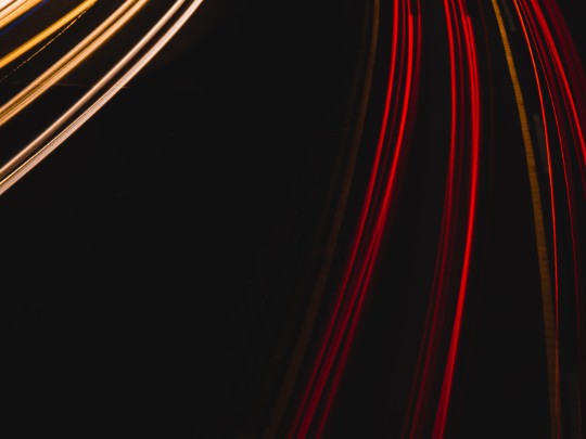 Maravillas de la Luz en Movimiento: Capturando el Espectáculo del Tráfico Urbano con Fotografía de Larga Exposición